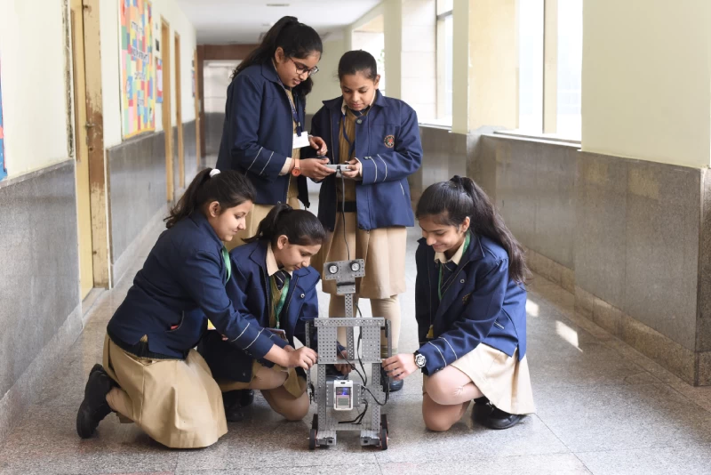 Read more about the article Robotics at K.R. Mangalam World School, Gurgaon